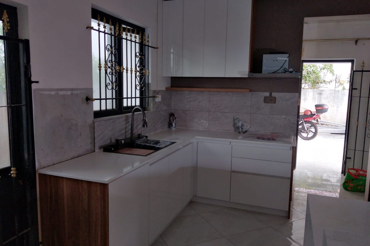 White and wood L-shaped kitchen